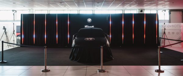 Auto Alfa Romeo Tonale coperta, presentata in un evento di Moda Eventi.