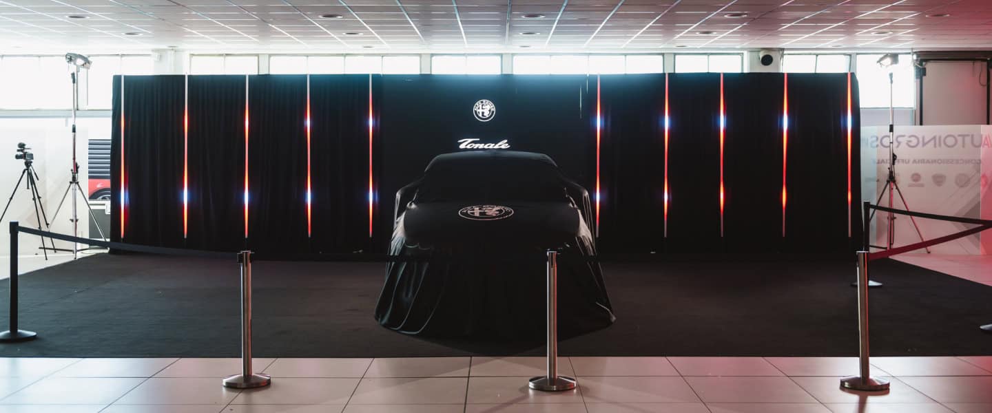 Auto Alfa Romeo Tonale coperta, presentata in un evento di Moda Eventi.