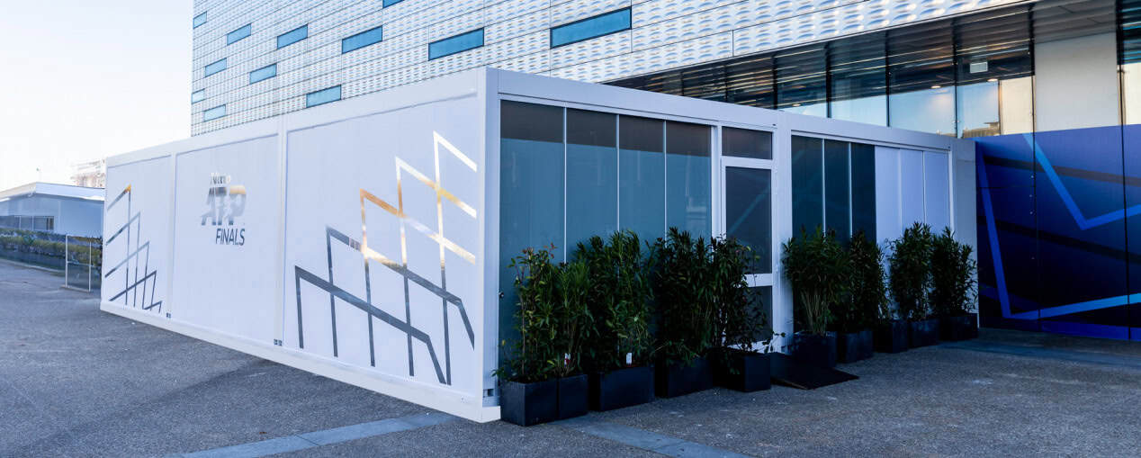 Struttura moderna all'aperto per ATP Finals Torino con decorazioni eleganti.