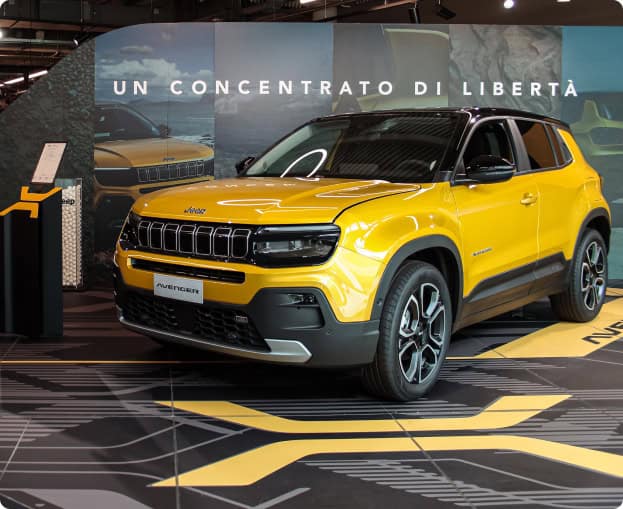 Jeep Avenger SUV gialla in esposizione al salone auto.
