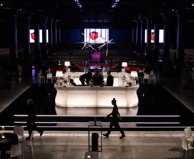 Ambiente elegante con bar e area lounge per eventi a Synergie OGR.
