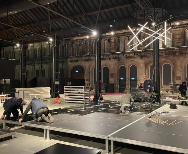 Preparativi per evento in fase di allestimento presso Synergie OGR a Torino.