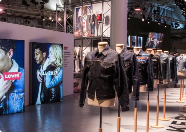 Esposizione di giacche di jeans in un negozio di moda.