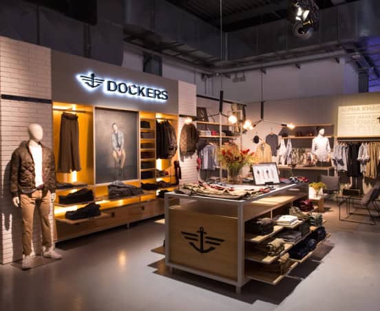 Negozio di abbigliamento Dockers con esposizione di vestiti e manichini.