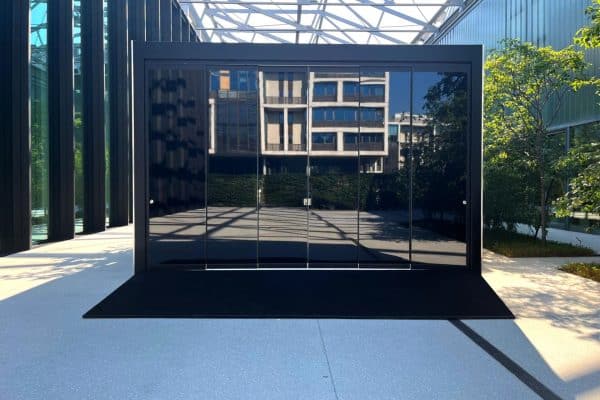 Modern black glass display screen at T-Box event by Modo Eventi.