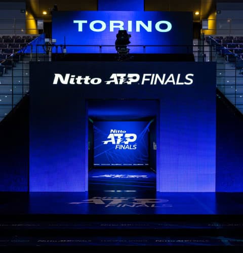 Evento tennis ATP Finals a Torino con grande schermo e ingresso.
