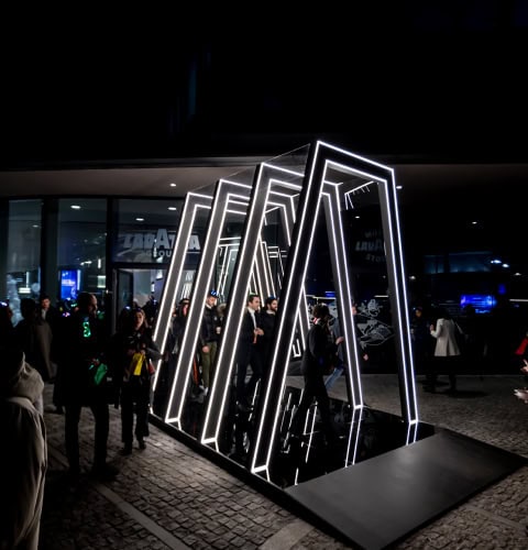 Installazione luminosa moderna per eventi e mostre a Milano.