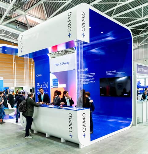 Stand espositivo CIMA0 al evento con persone che interagiscono.
