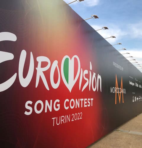Pannello pubblicitario Eurovision Song Contest Torino 2022 con logo e testo.